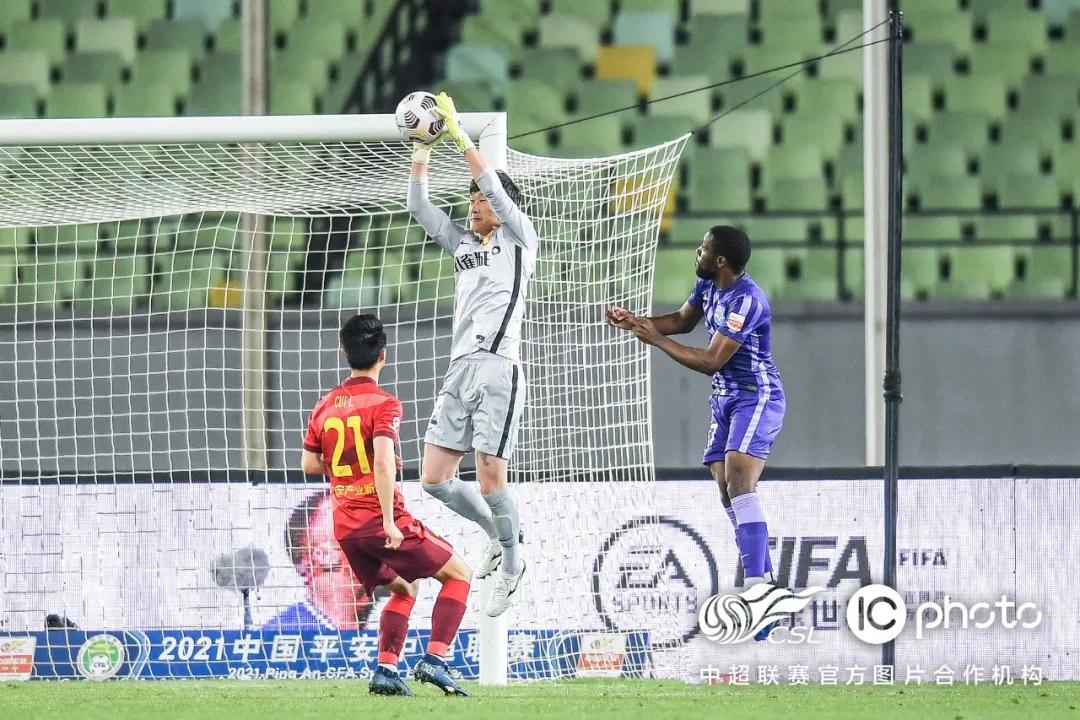 الزي القطري التقليدي يجذب جماهير المونديال بألوان منتخباتهم