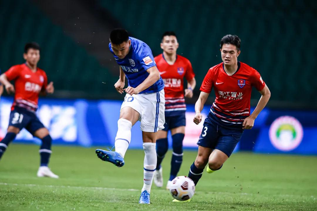 مغنية نهائي دوري أبطال أوروباعندما يلتقي الفن بكرة القدم